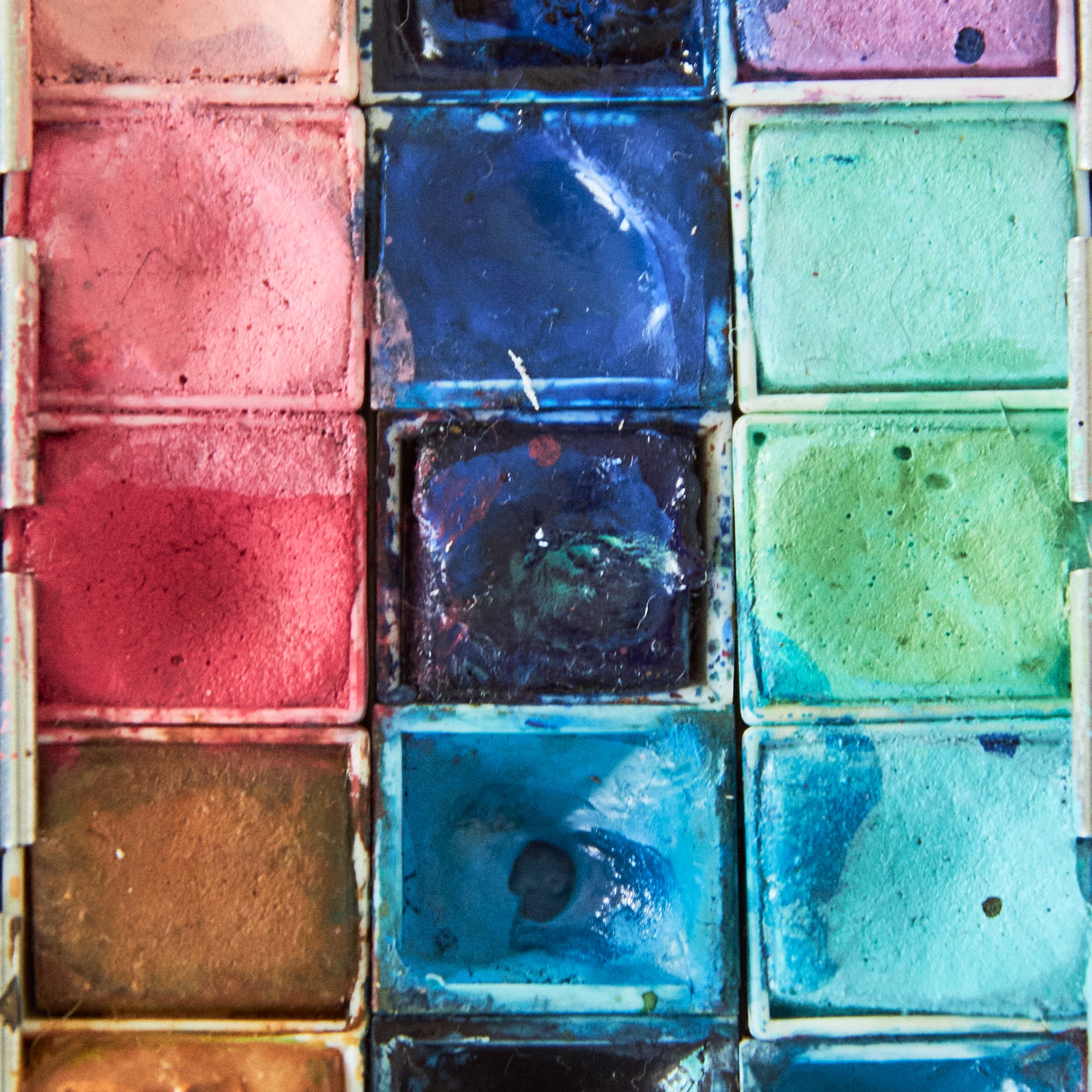 a white background with black and white clouds