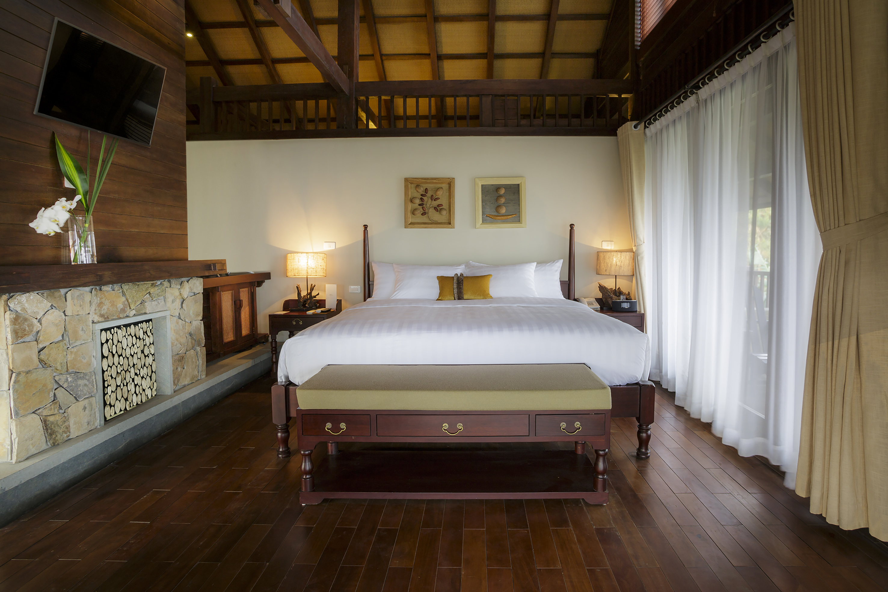 a bed in a room - Grand Suite - Meliá Ba Vi Mountain Retreat, Hanói