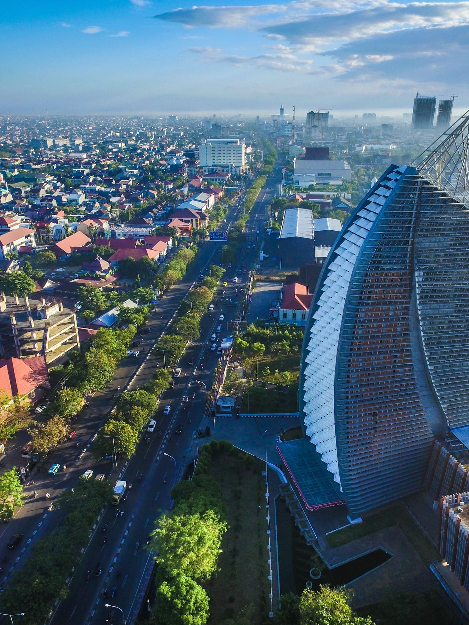 a large building in a city