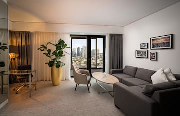 een woonkamer met een bank en een tafel