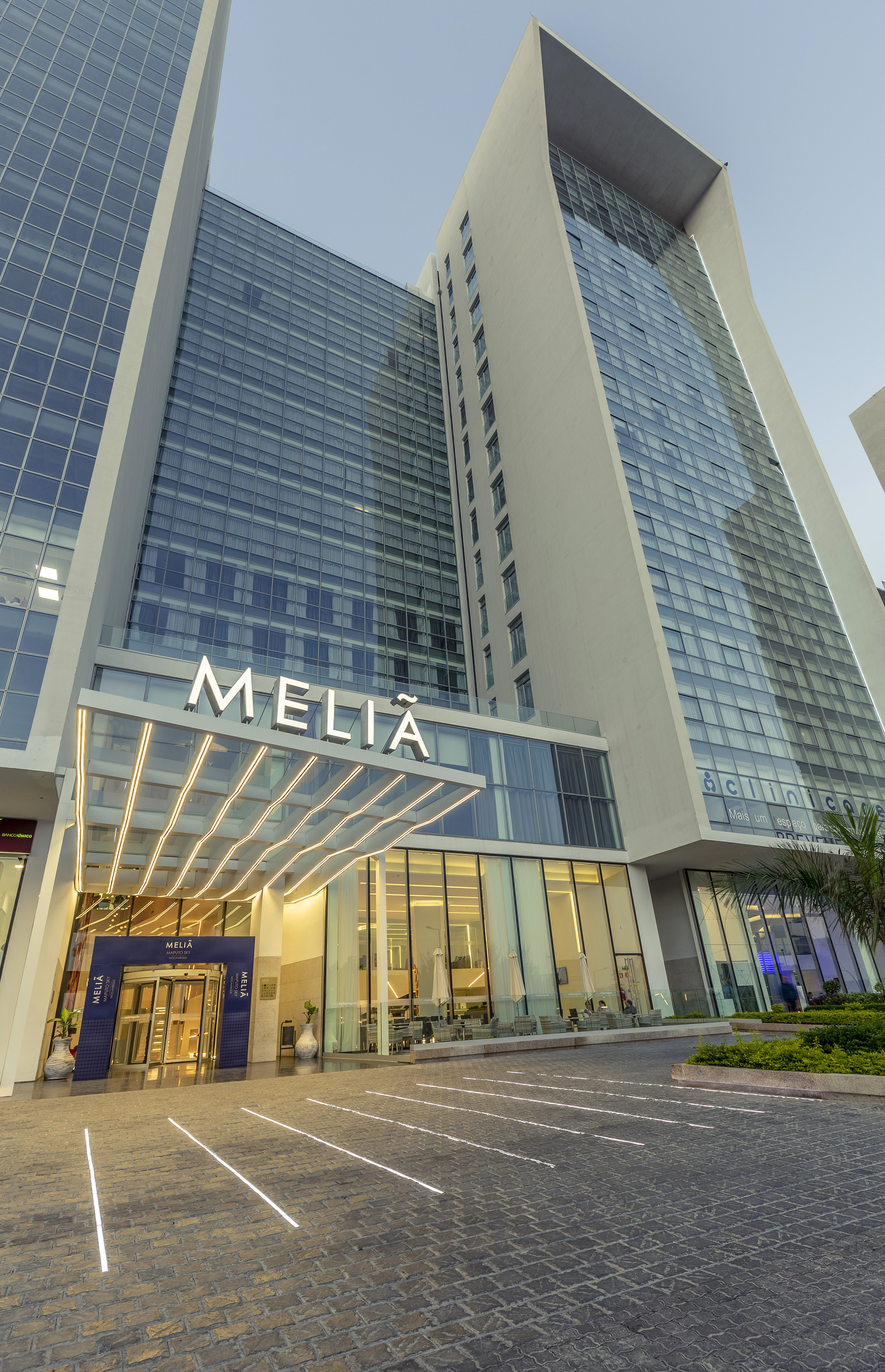 Modern Meliã Maputo Sky hotel entrance, glass facade, Maputo, Mozambique. - Meliá Maputo Sky, Maputo
