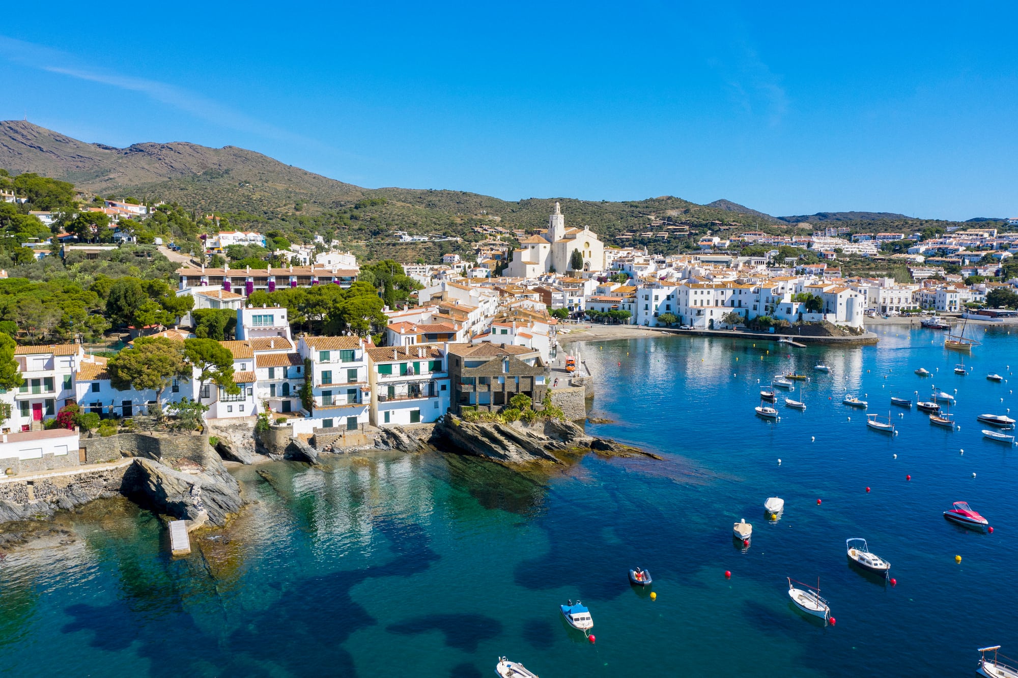 Cadaqués, Costa Brava: pueblo costero con casas blancas y mar turquesa.