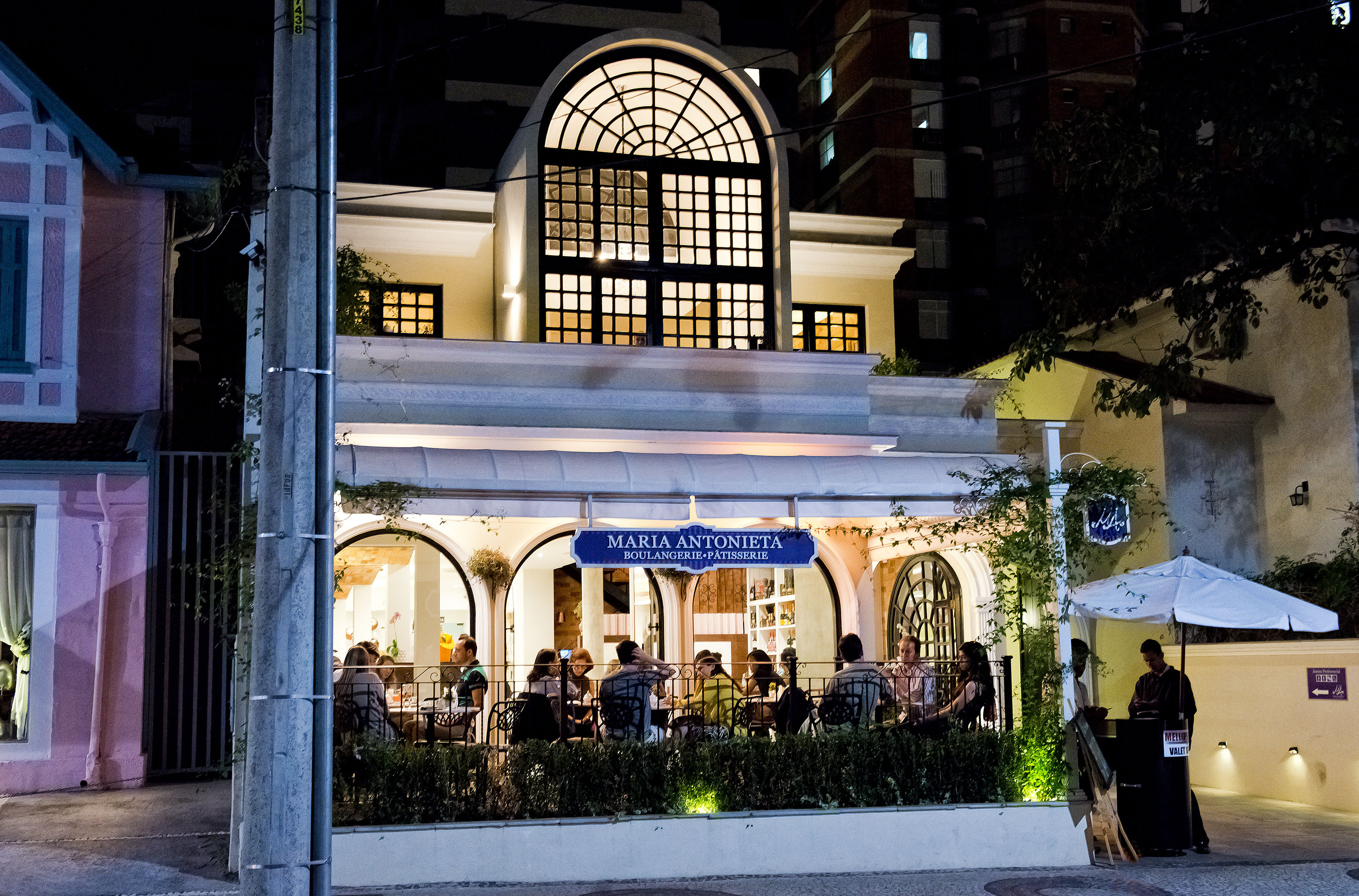 Maria Antonieta boulangerie, people dining outdoors at night.