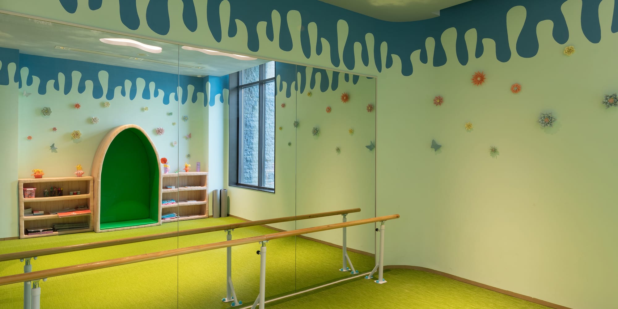 a room with a mirror and a wall with a green carpet and a green room with a green carpet and a green wall with a green room with a green room with a green carpet and a green