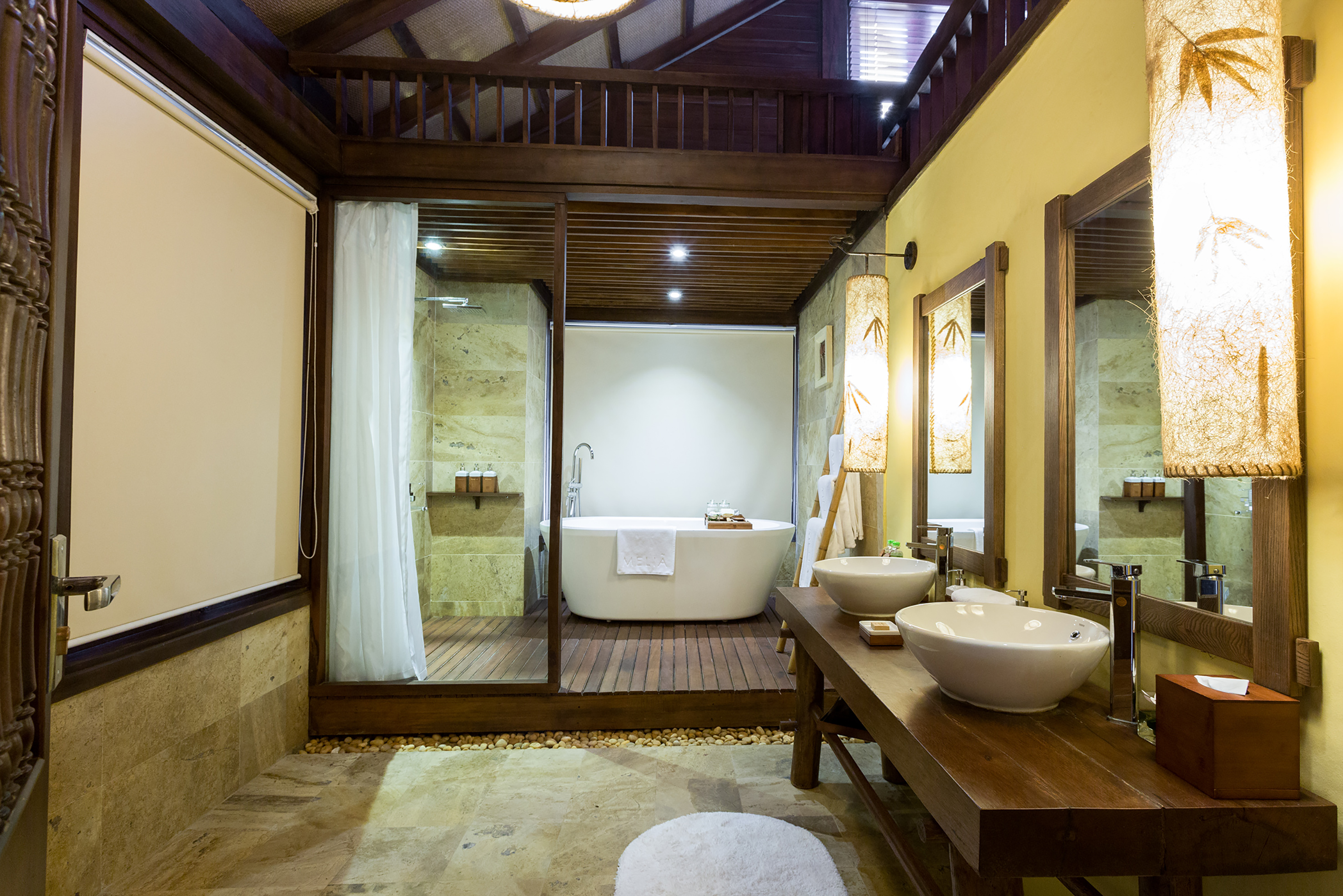 a bathroom with a tub and a shower - Grand Suite - Meliá Ba Vi Mountain Retreat, Hanói