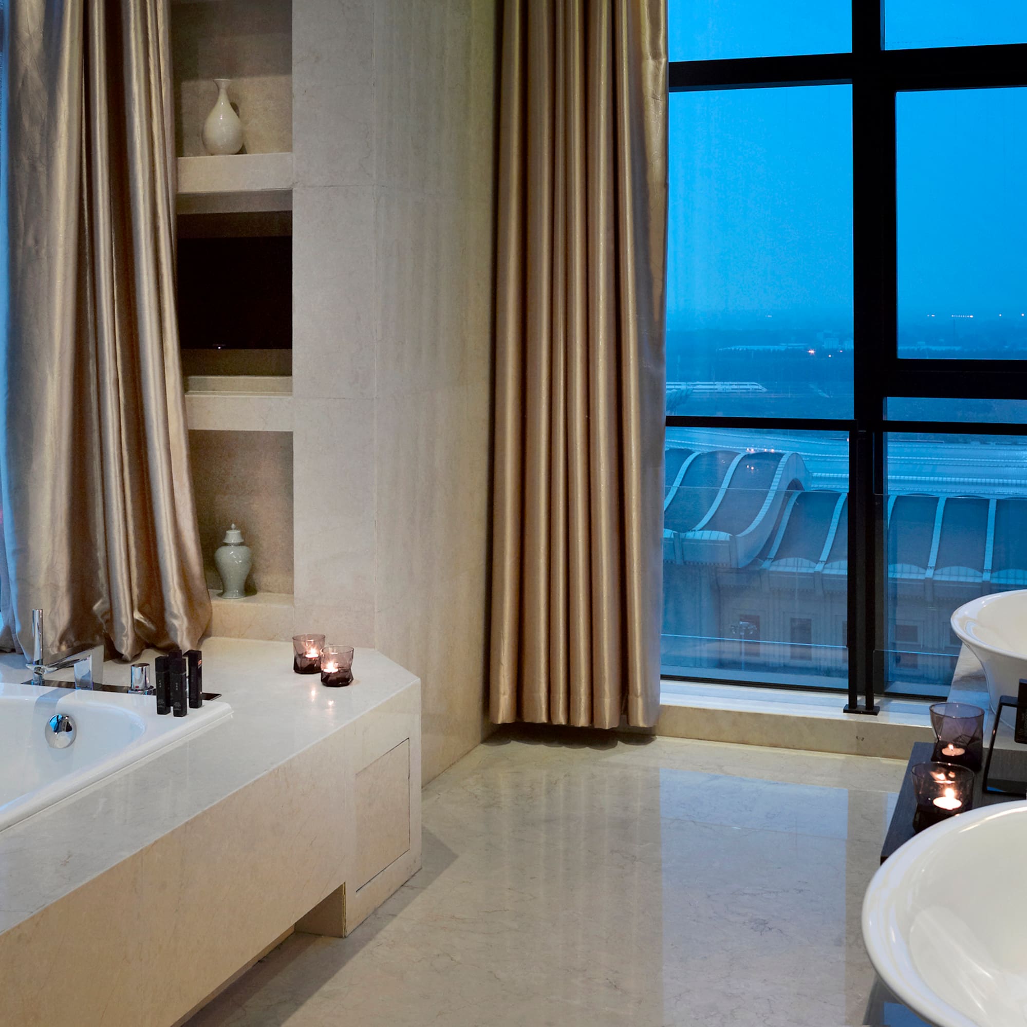 a bathroom with a bathtub and a tub