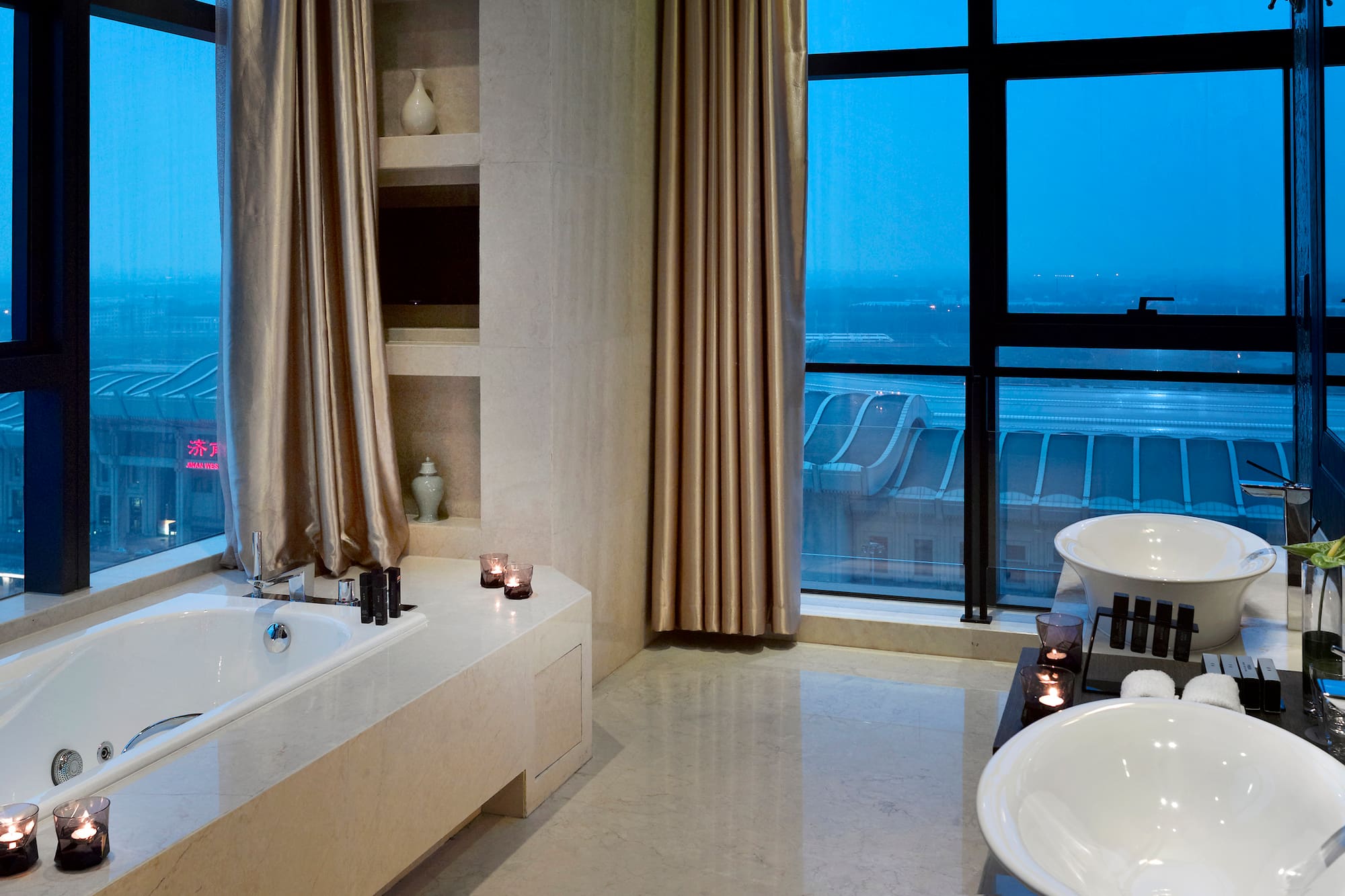a bathroom with a bathtub and a tub