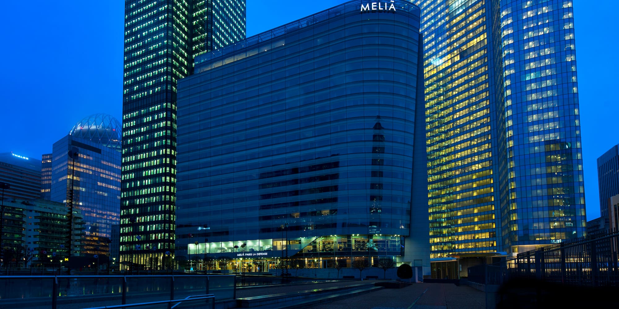 Meliá Paris La Défense Hotel zwischen modernen Wolkenkratzern im Geschäftsviertel La Défense bei Nacht. - Meliá Paris La Défense, Paris