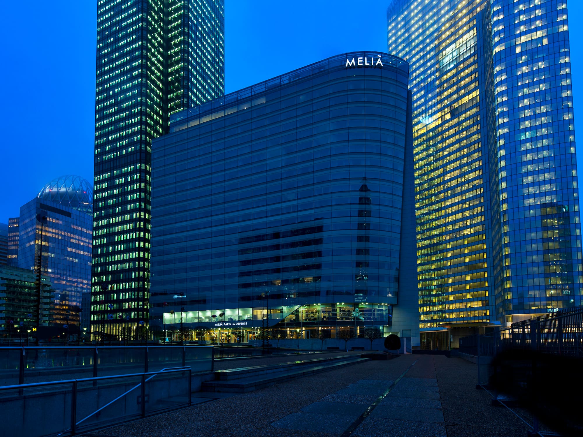 Meliá Paris La Défense Hotel zwischen modernen Wolkenkratzern im Geschäftsviertel La Défense bei Nacht. - Meliá Paris La Défense, Paris