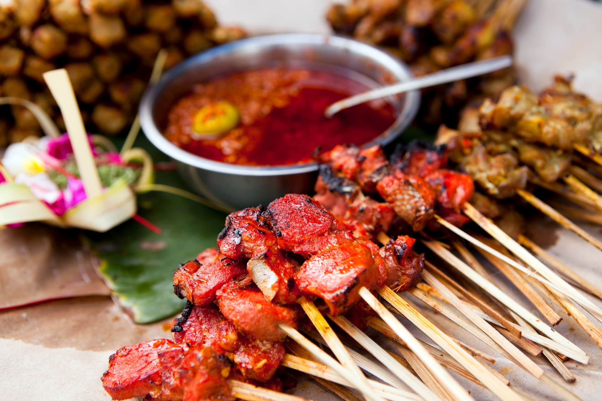Brochetas de satay de carne con salsa picante, comida callejera balinesa.