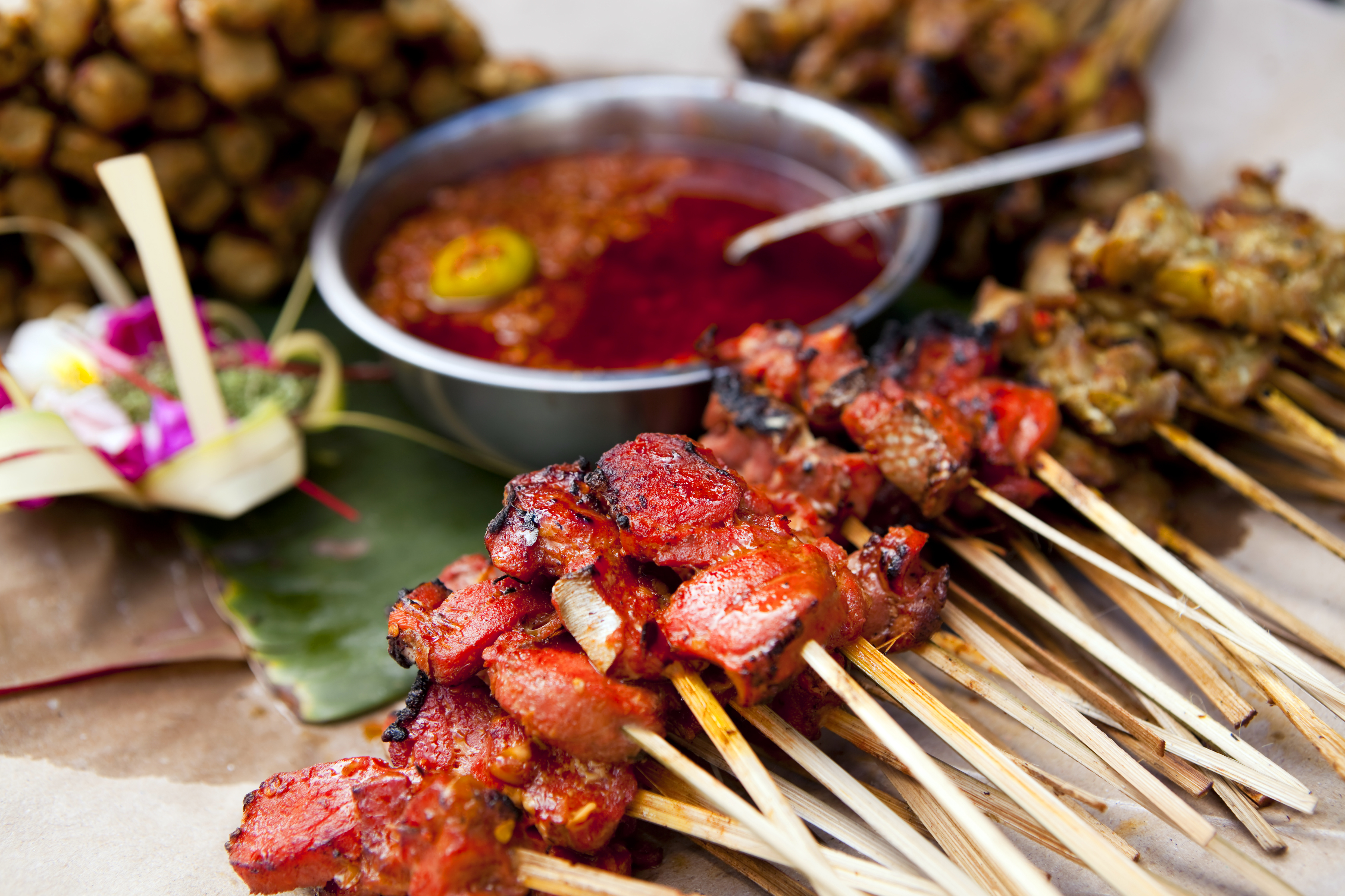 Brochetas de satay de carne con salsa picante, comida callejera balinesa.