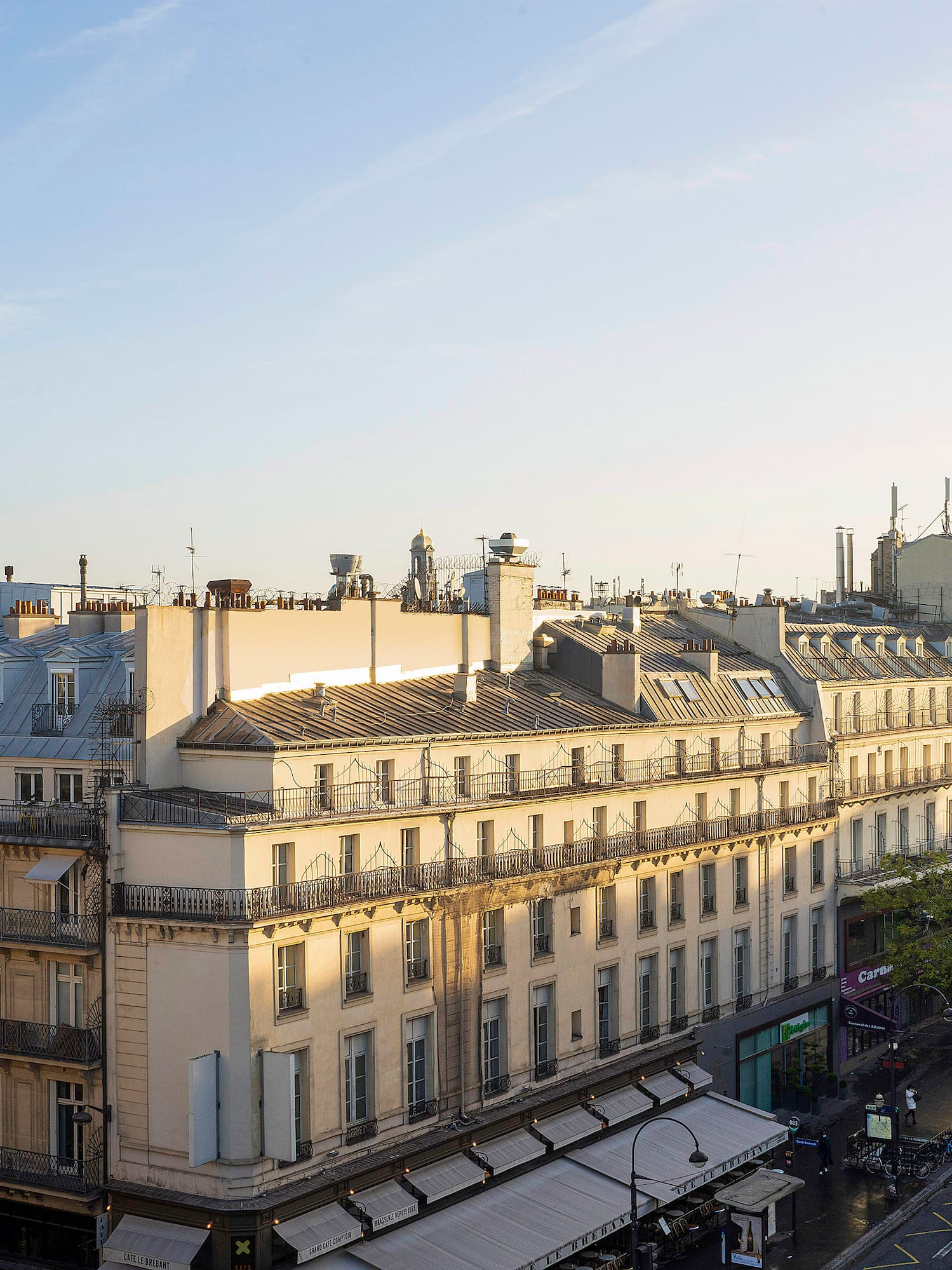 a large building with many windows
