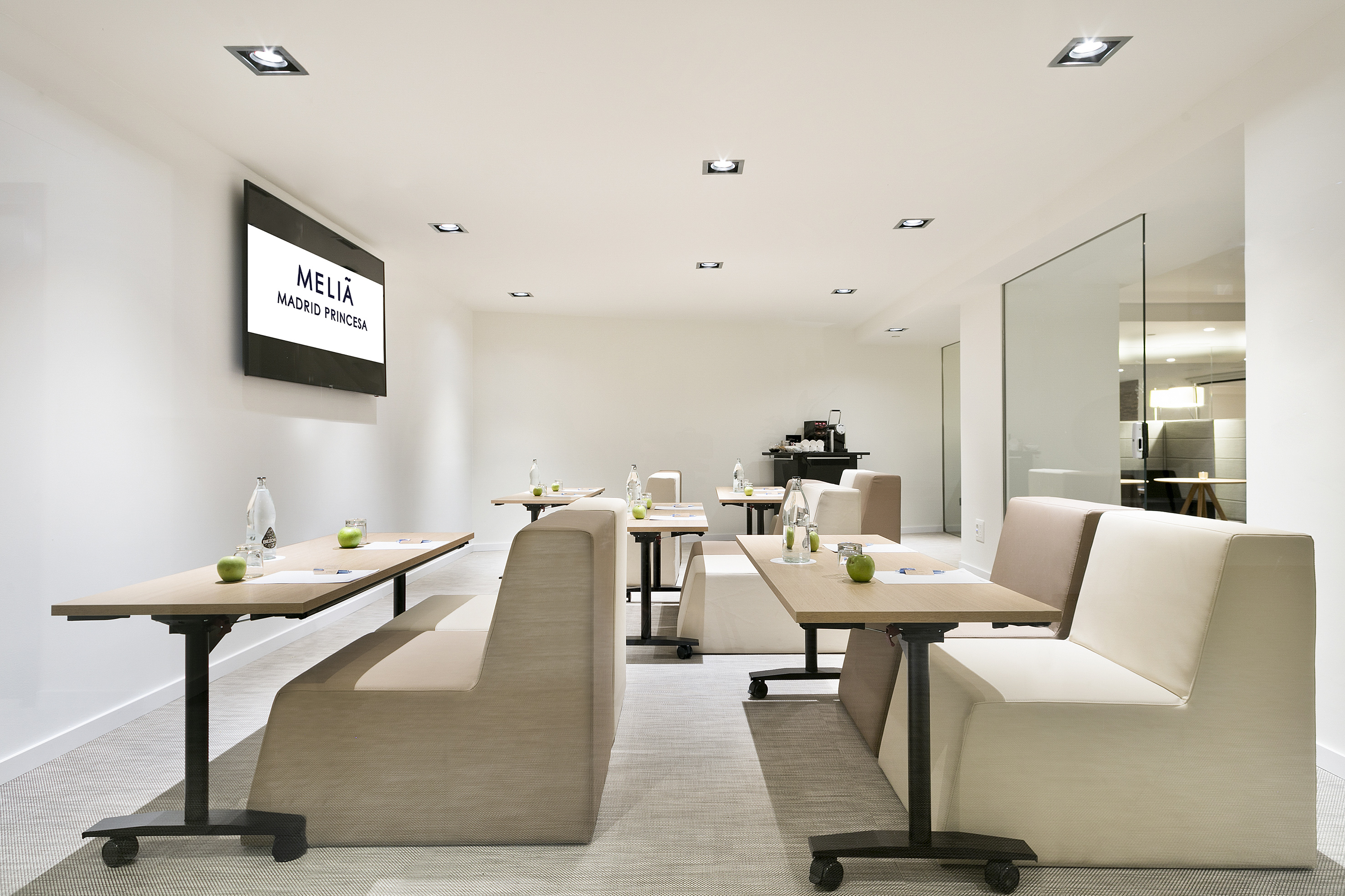 Modern Meliá Madrid Princesa meeting room with flexible seating.