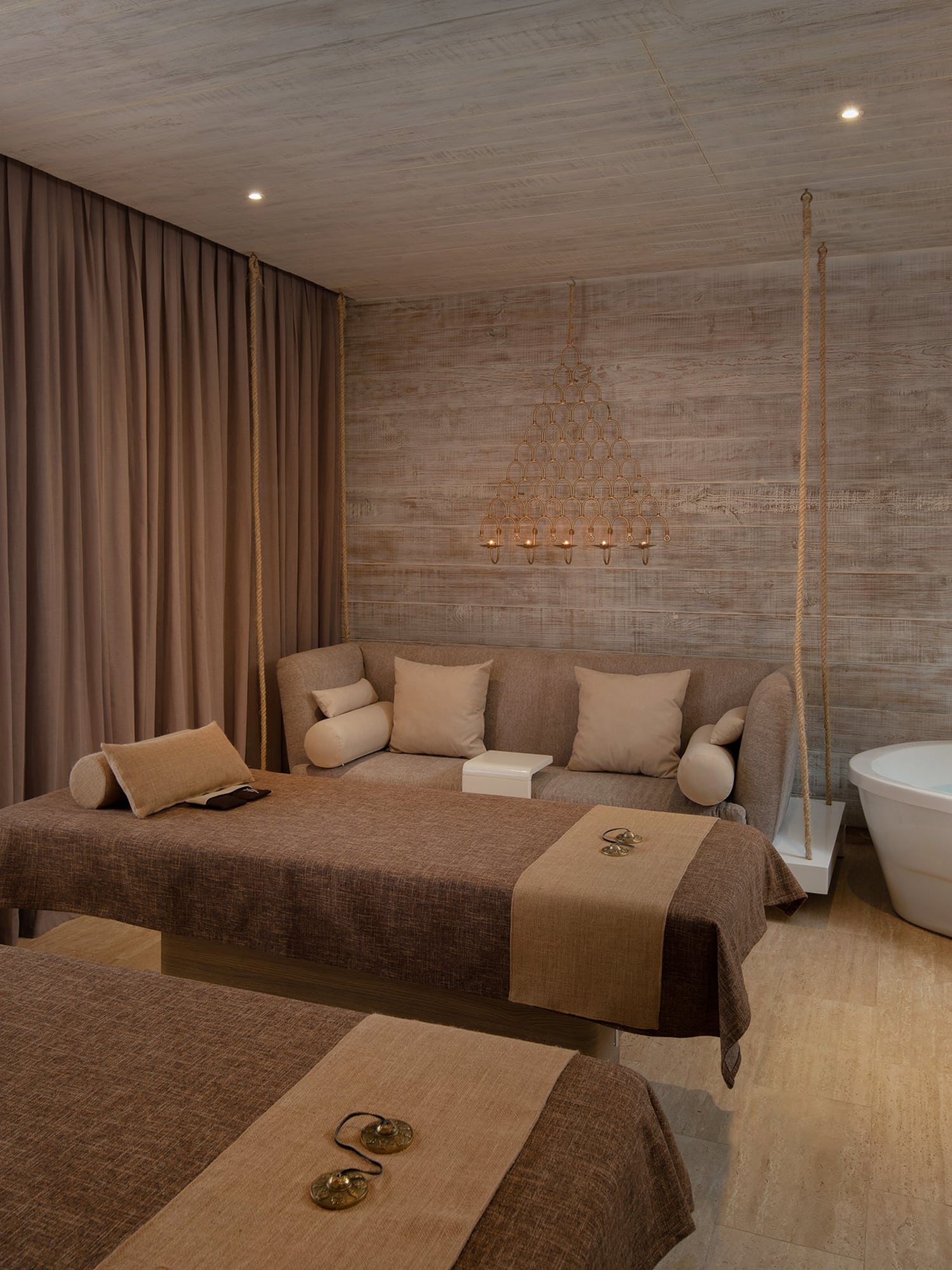 a room with two beds and a bathtub