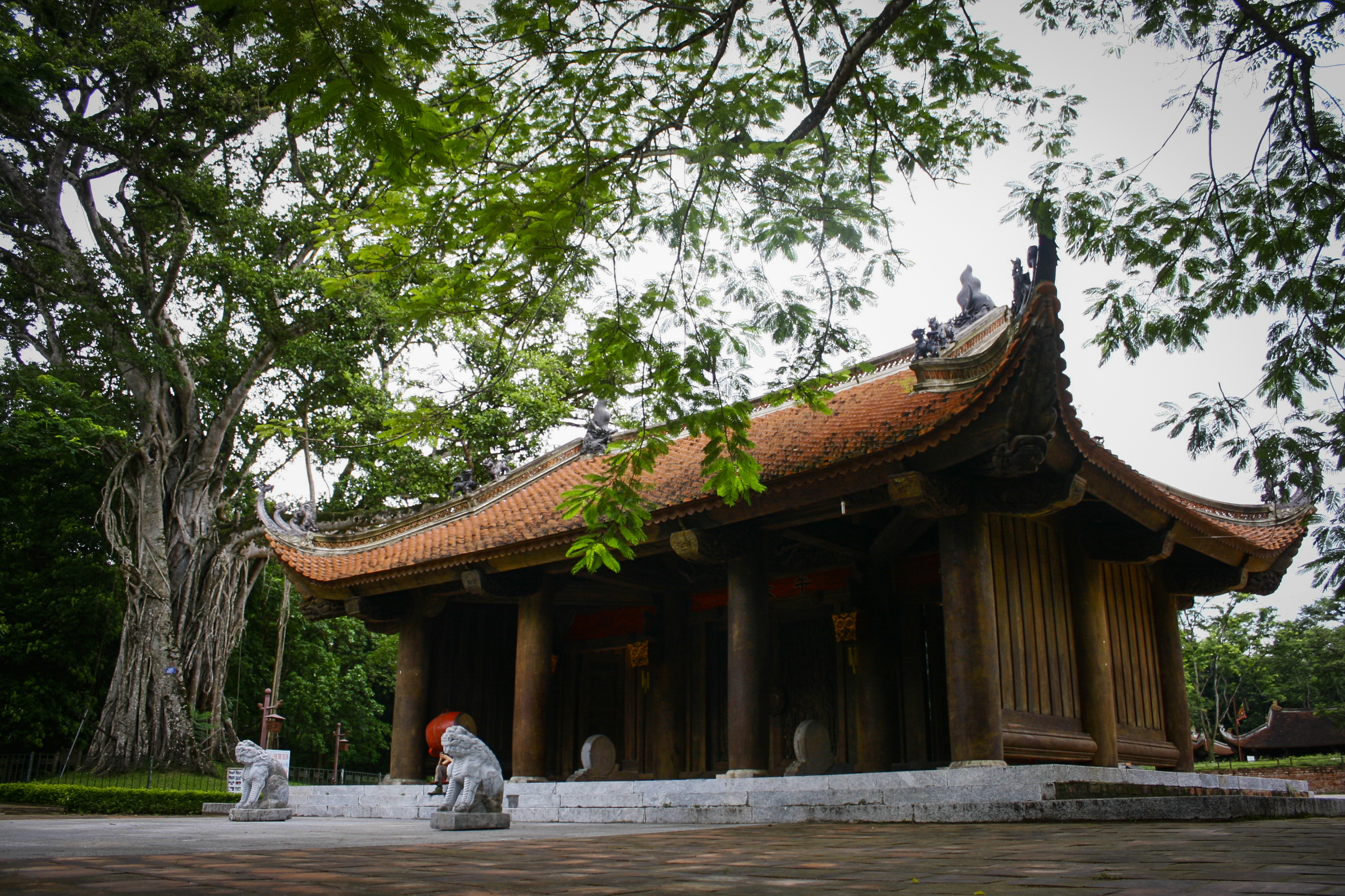 a building with a roof and statues