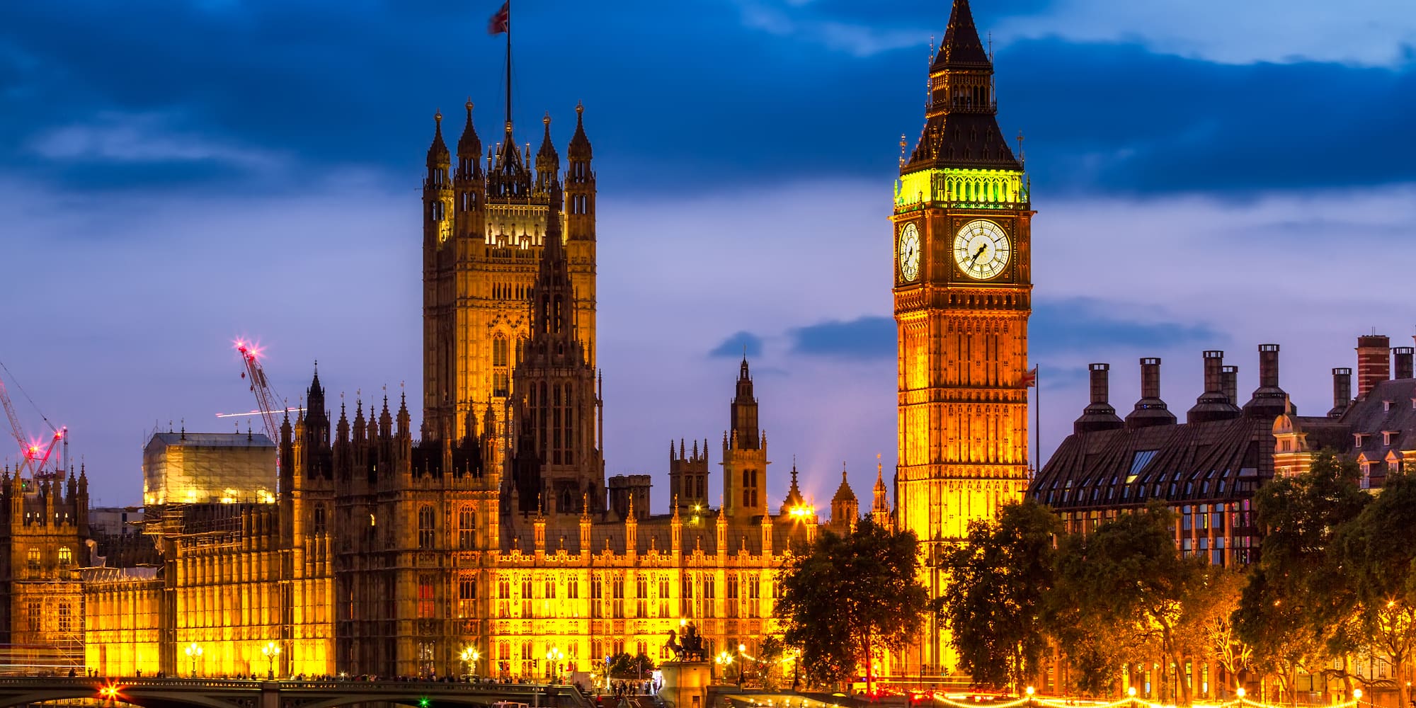Big Ben y Parlamento de Londres iluminados al anochecer, río Támesis.