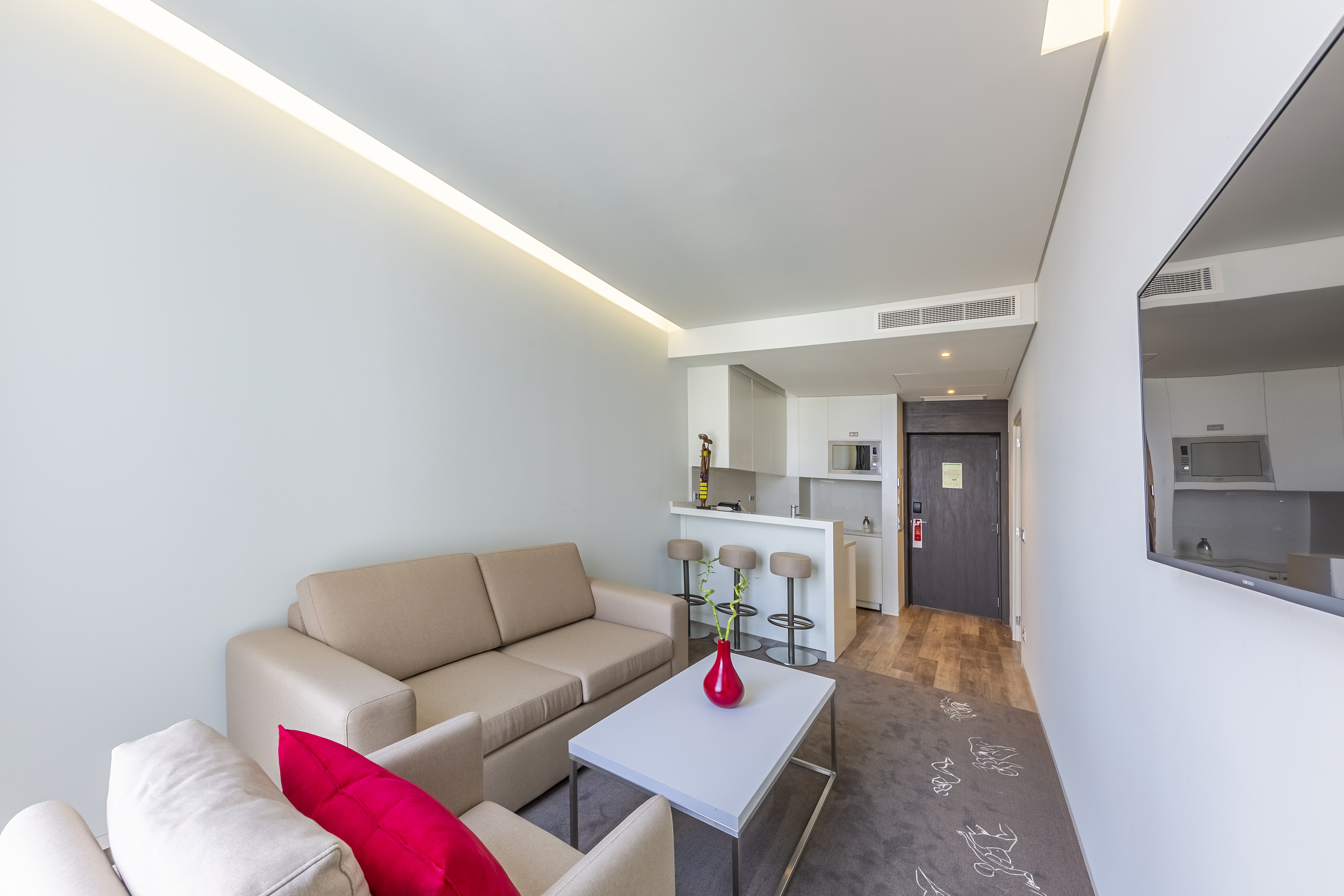 Modern studio apartment with sofa, kitchenette, and contemporary design. - Junior Suite - Meliá Maputo Sky, Maputo