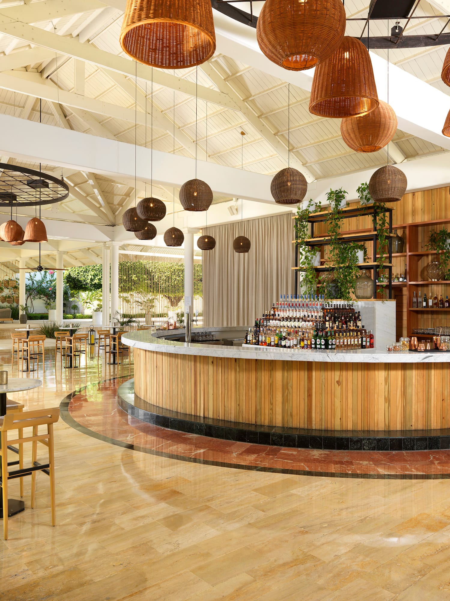 Bar de cócteles en resort, diseño moderno con lámparas de mimbre y madera.