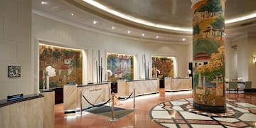 um lobby com balcão de mármore e piso de mármore