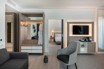 een kamer met een televisie en een stoel