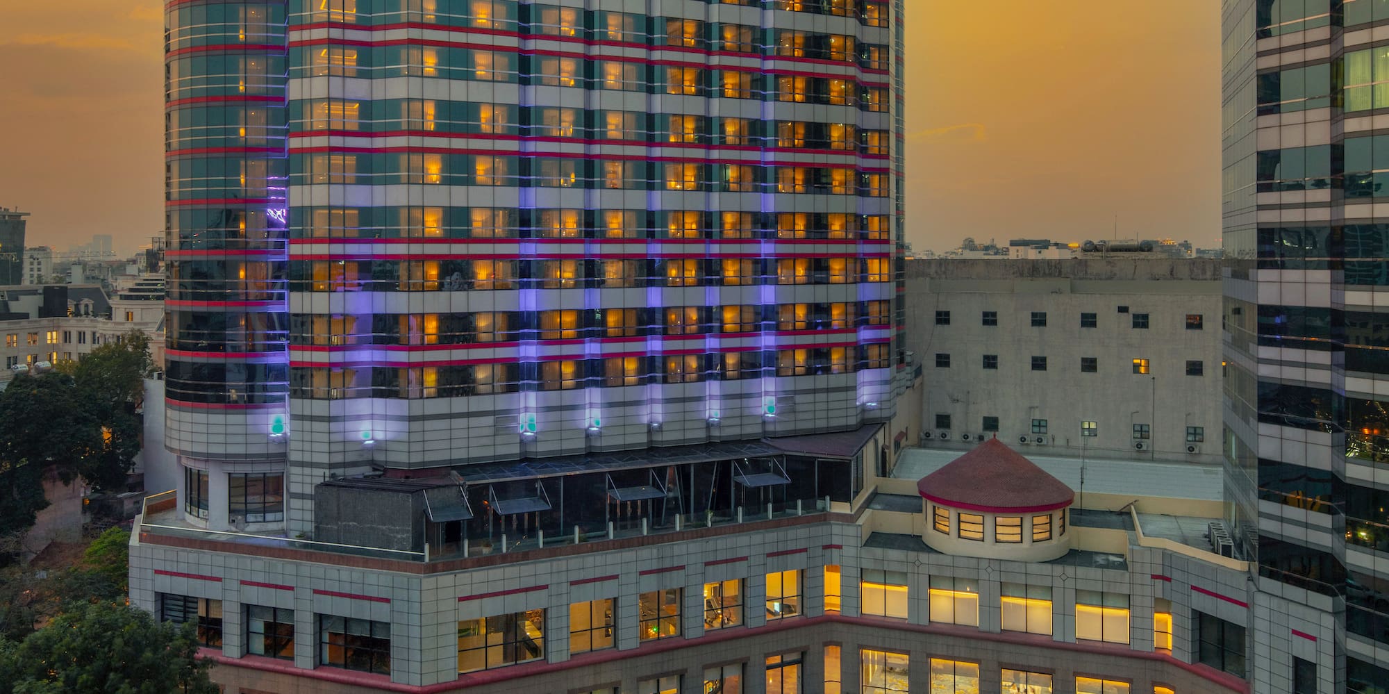 um grande edifício com um pátio