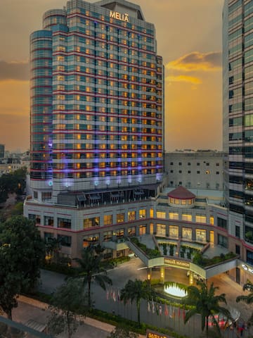 um grande edifício com um pátio