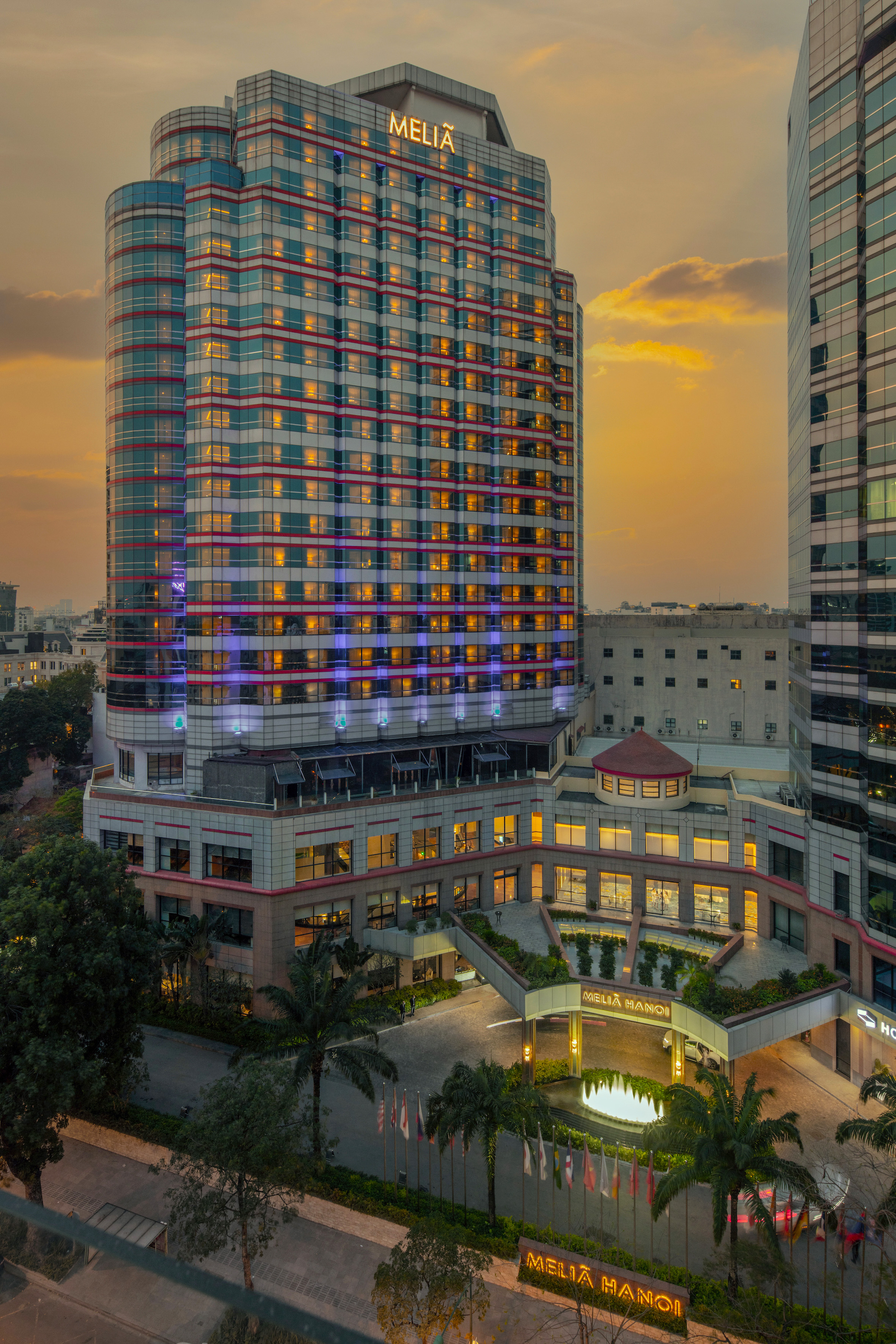 um grande edifício com um pátio