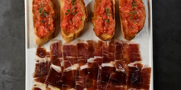 a plate of food next to tomatoes