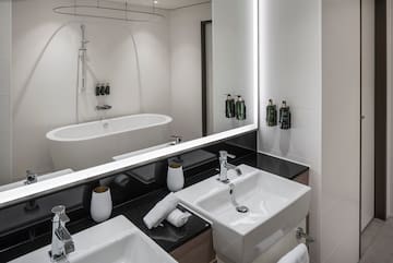 een badkamer met een wastafel en een badkuip