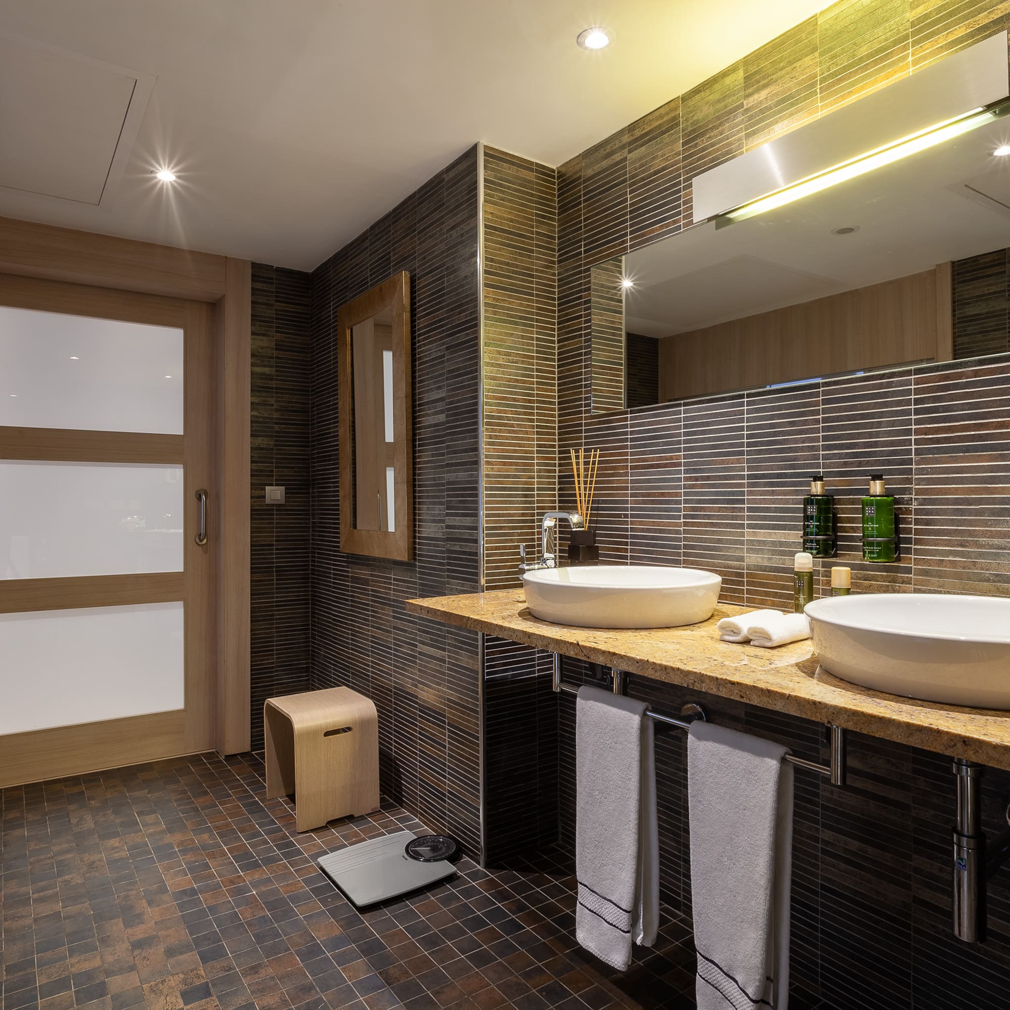 a bathroom with two sinks and a mirror