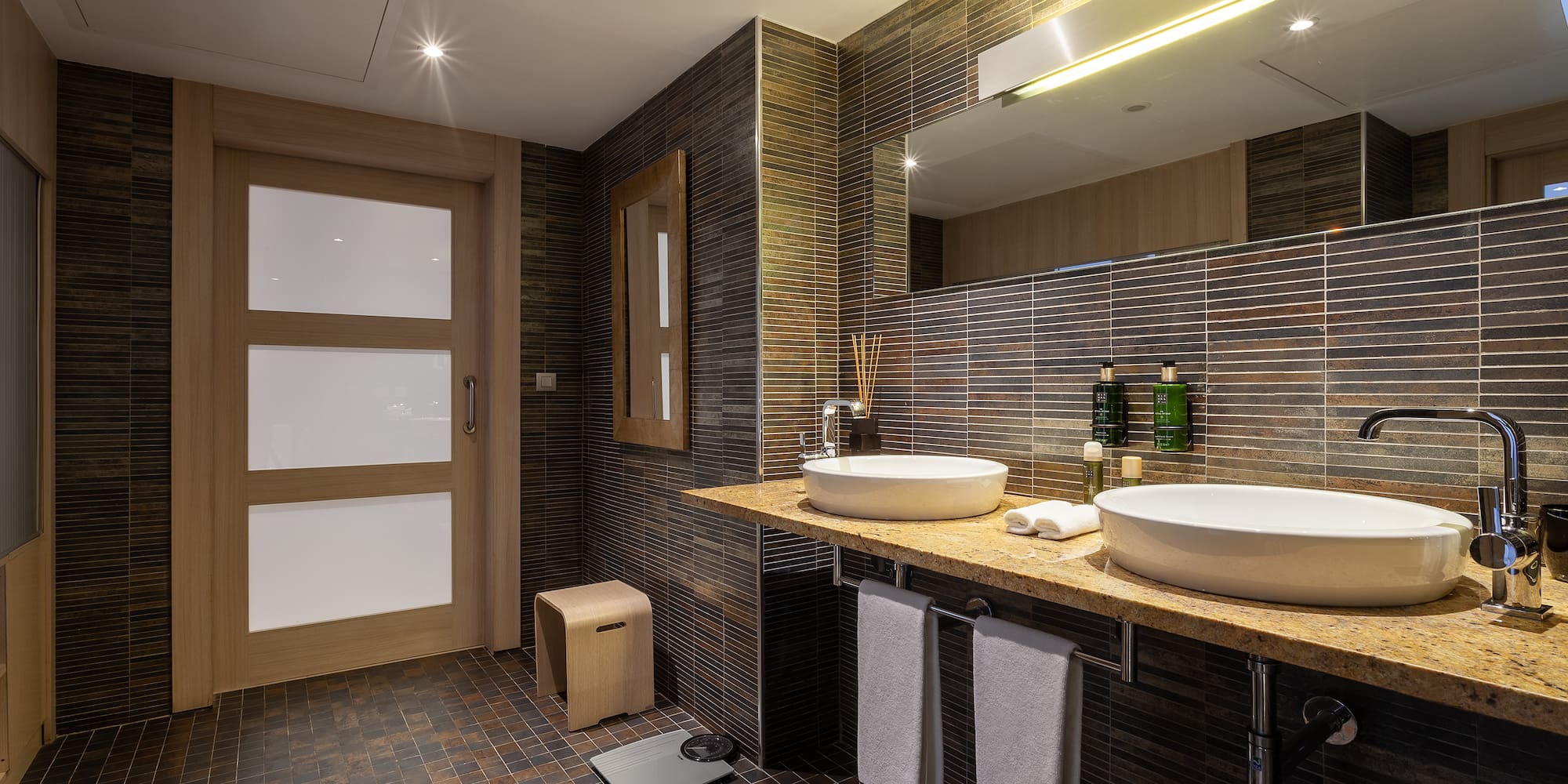 a bathroom with two sinks and a mirror