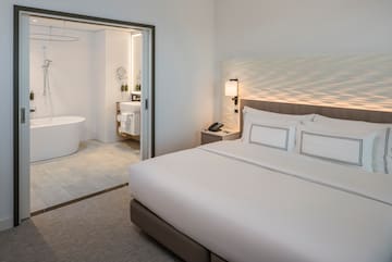 een slaapkamer met een bad en een bed