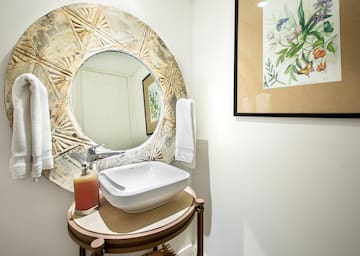 a sink and a mirror in a bathroom