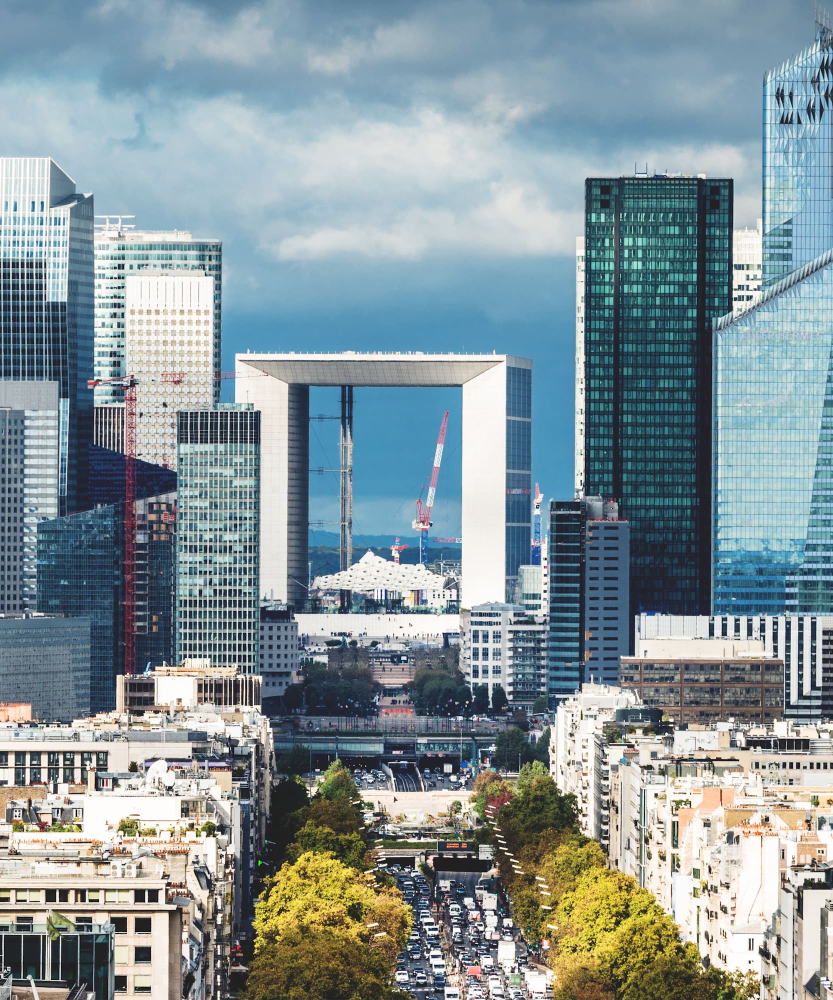 Vista panorámica de La Défense, París: rascacielos, Grande Arche y avenida.