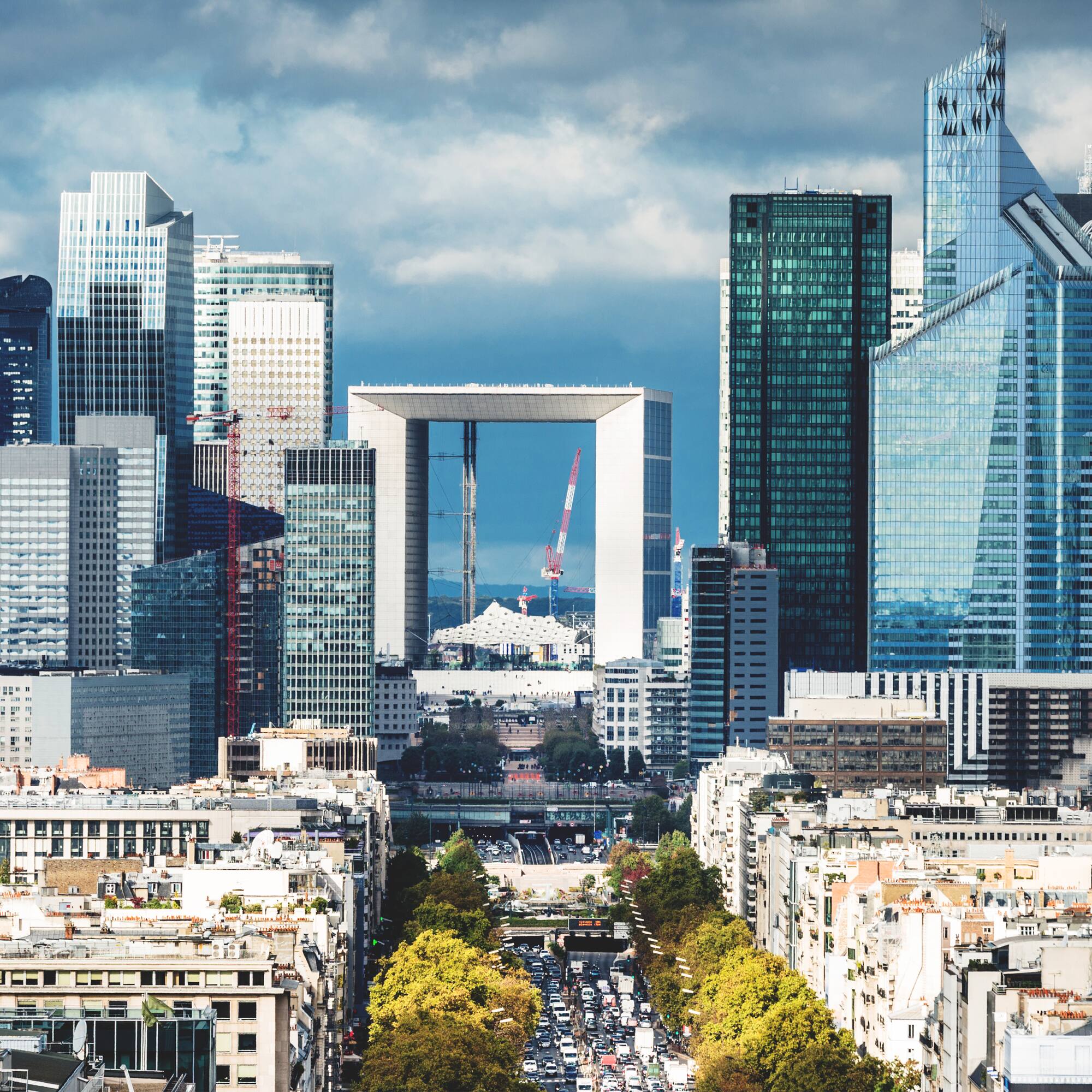 Vista panorámica de La Défense, París: rascacielos, Grande Arche y avenida.