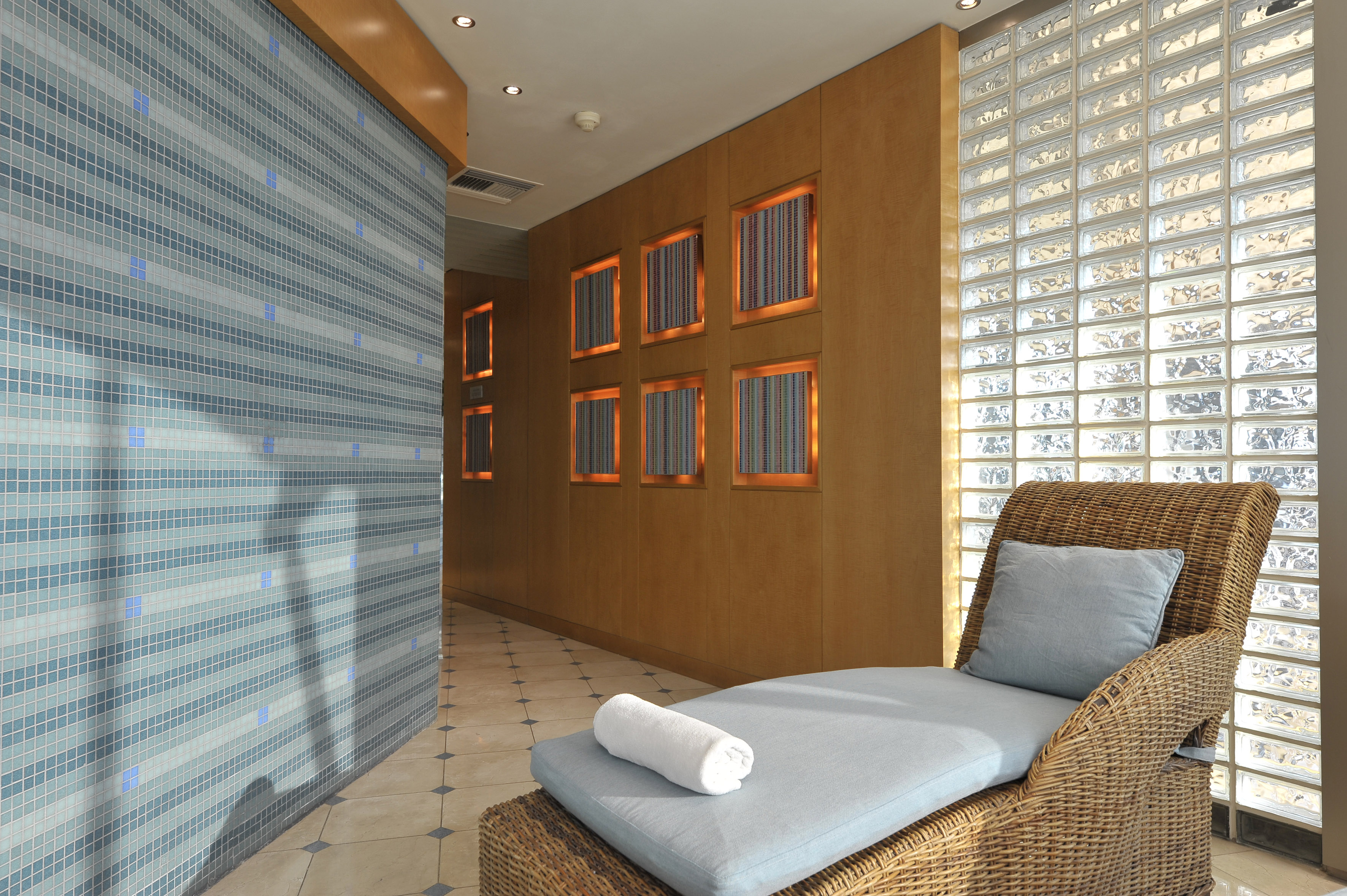 a lounge chair in a room