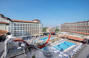 un toboggan aquatique et une piscine dans un hôtel