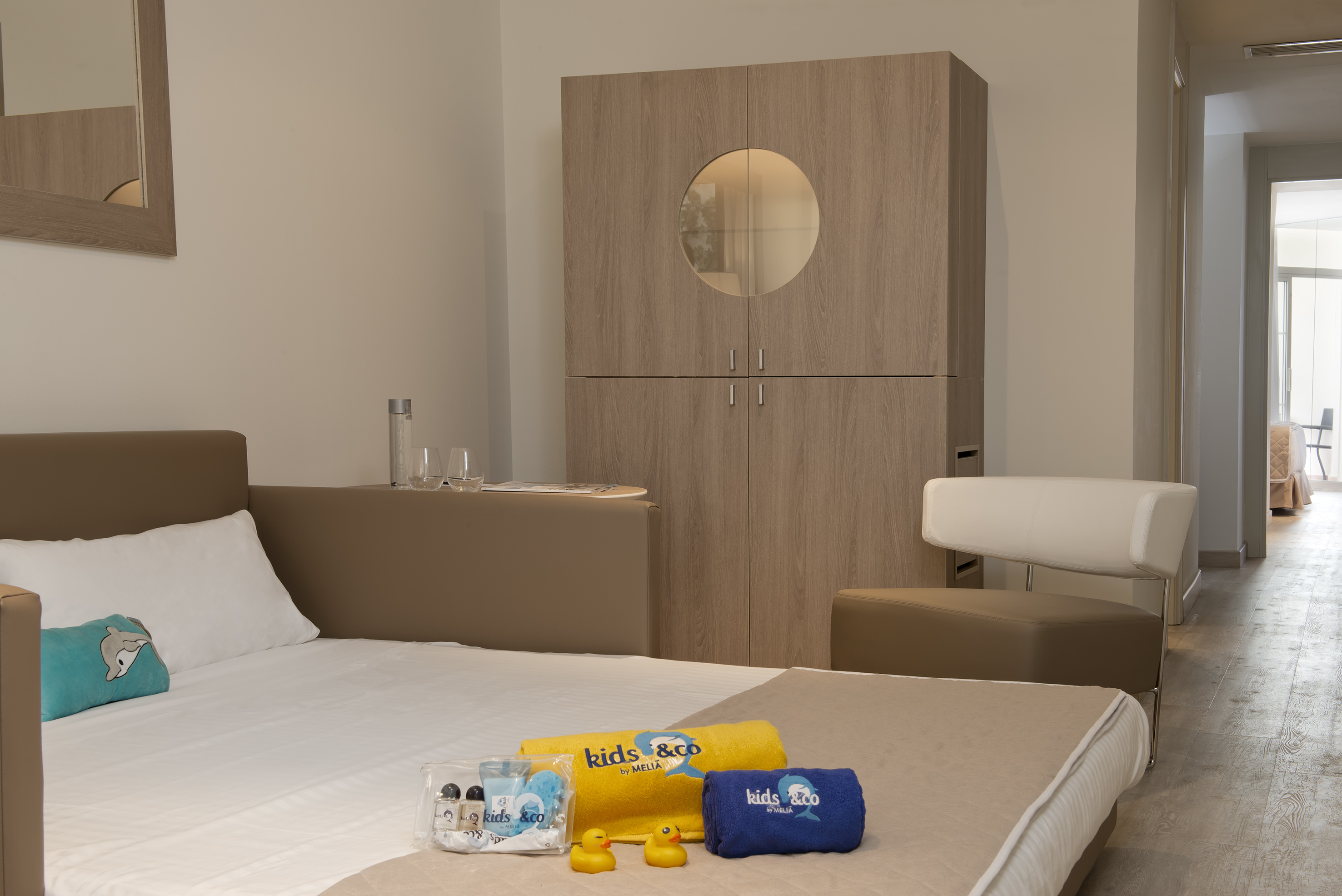Kids & Co Meliá family room with bed, toiletries, rubber ducks, and wardrobe.