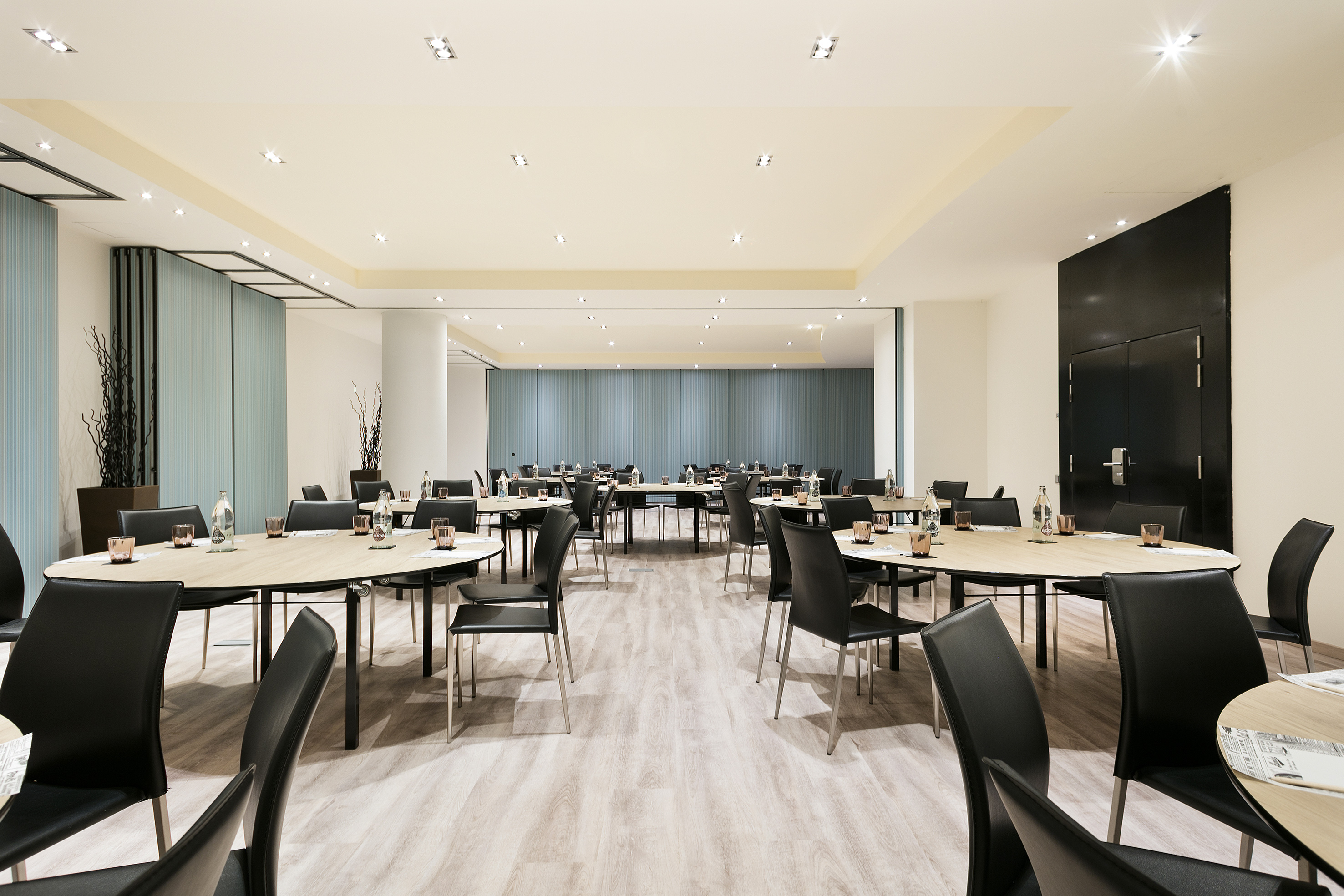 Modern conference room with oval tables and black chairs, ready for meetings. - EIXAMPLE - فندق برشلونة كوندال مار(Condal Mar) المنتسب لـ Melia, برشلونة