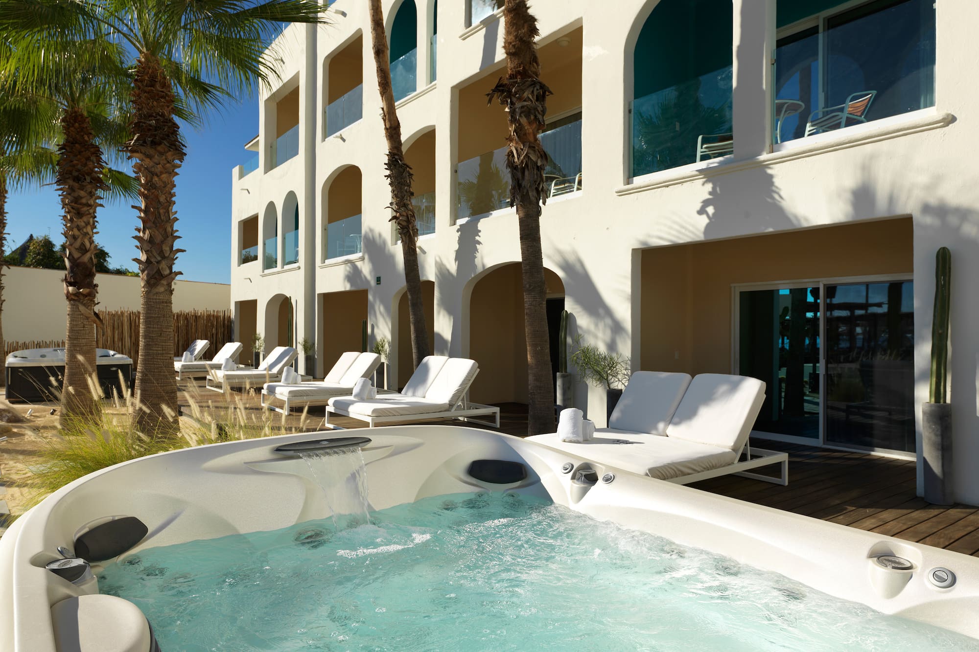 a hot tub outside of a building