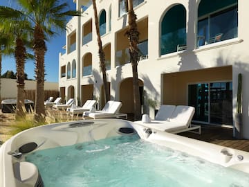 a hot tub outside of a building