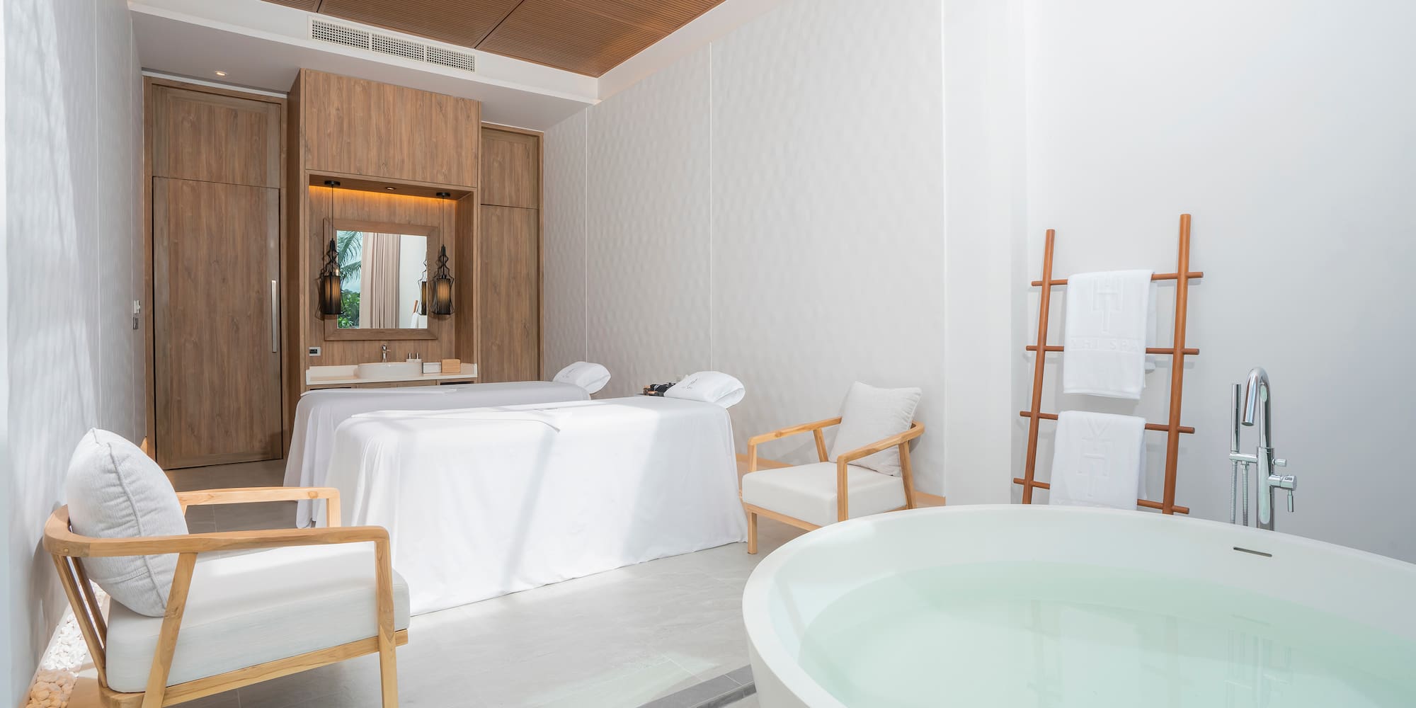 a room with a tub and a bathtub