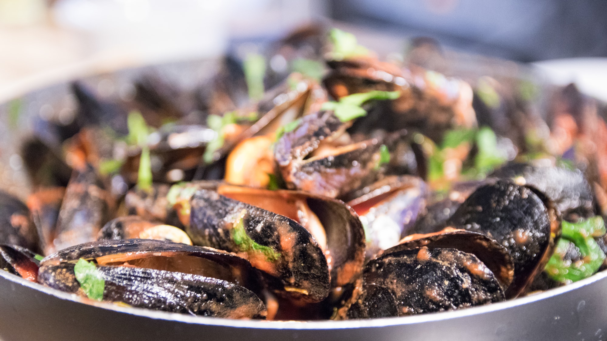 a pan of cooked mussels