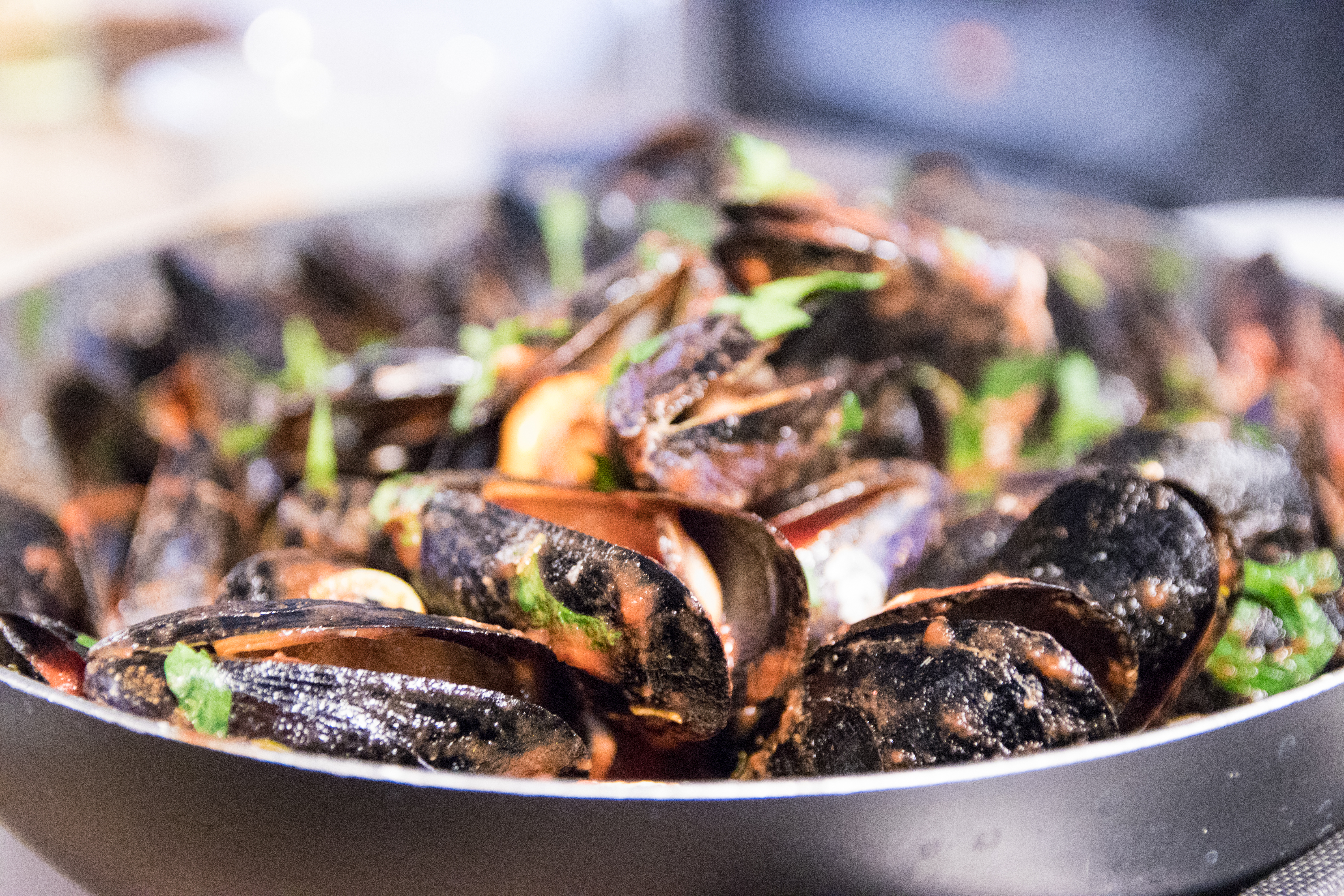 a pan of cooked mussels