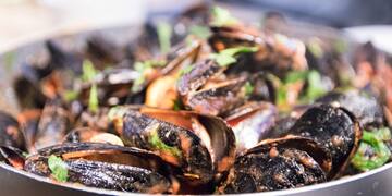 a pan of cooked mussels