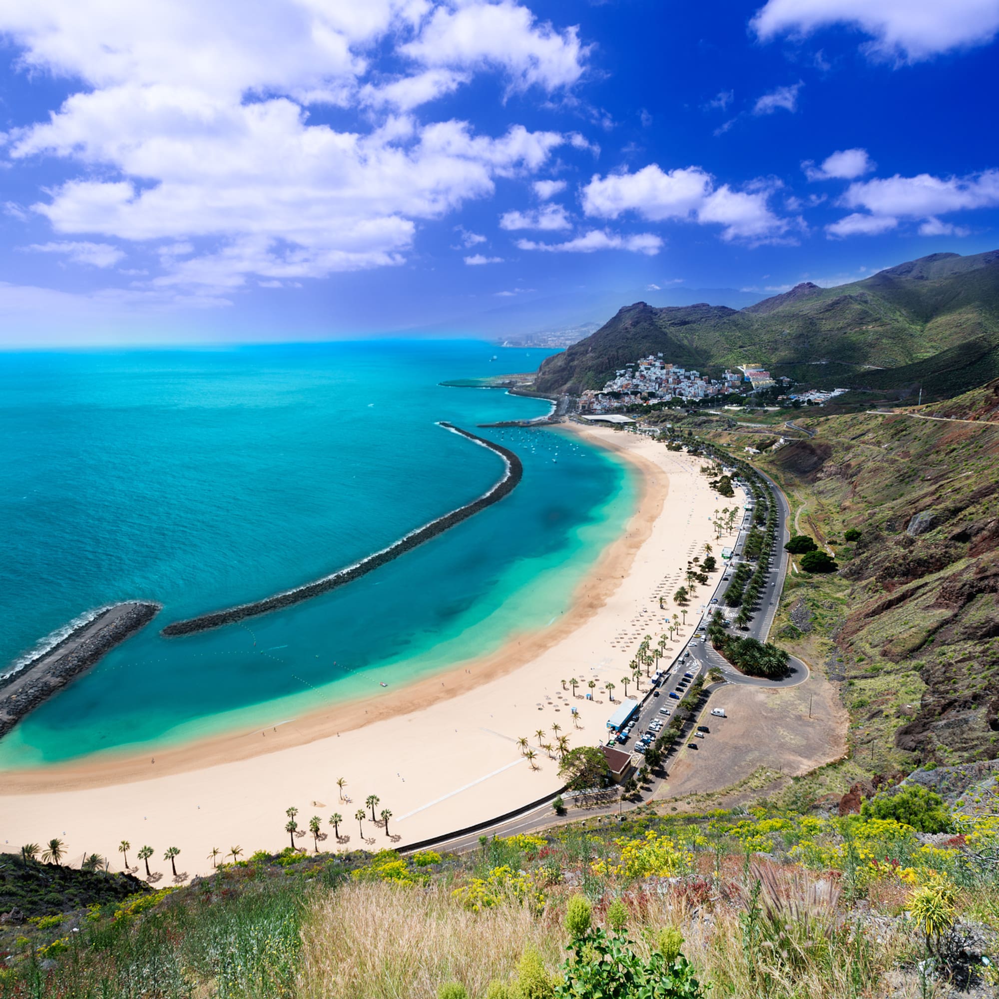 Playa Las Teresitas, Tenerife: arena dorada, aguas turquesas y palmeras.