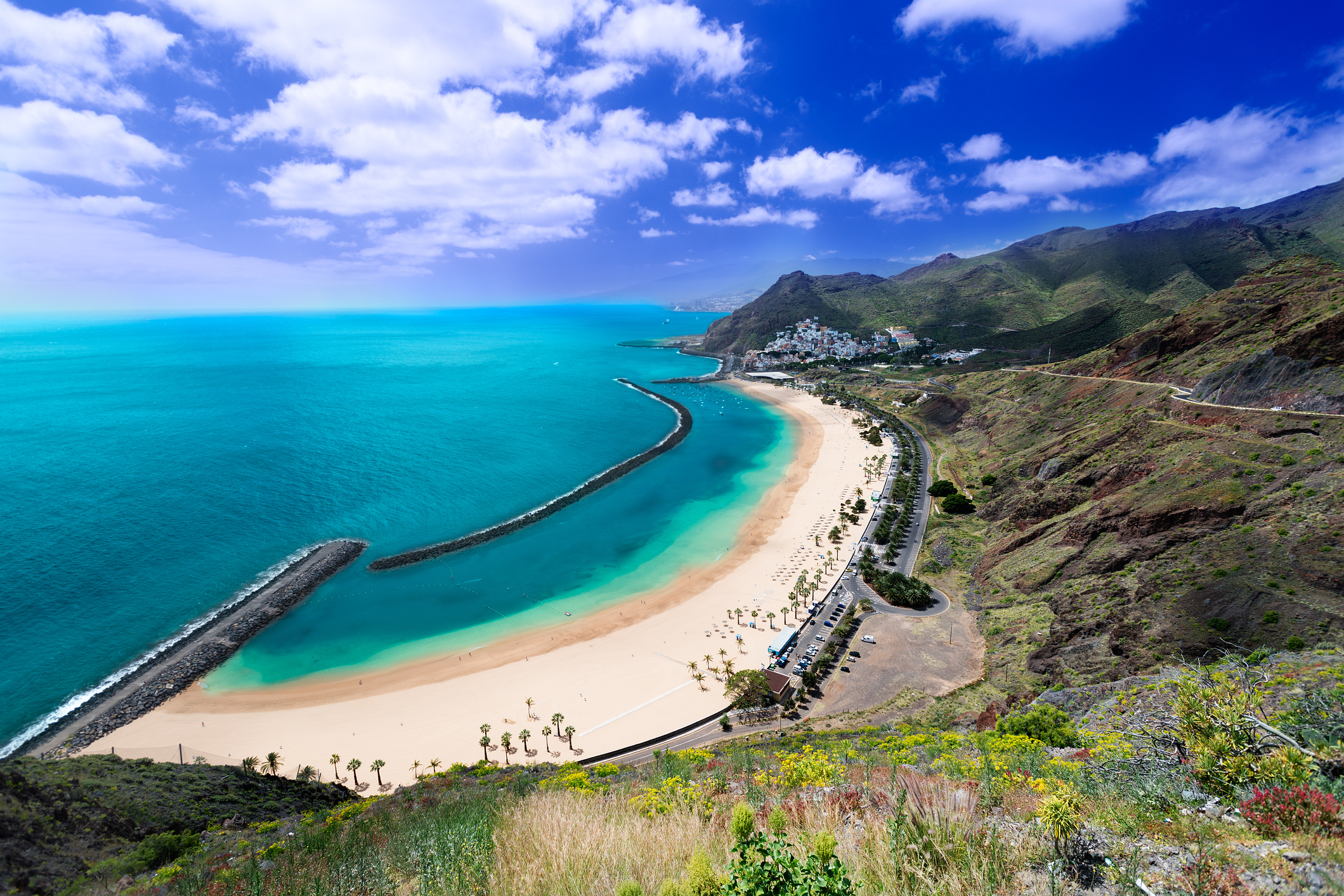 Playa Las Teresitas, Tenerife: arena dorada, aguas turquesas y palmeras.