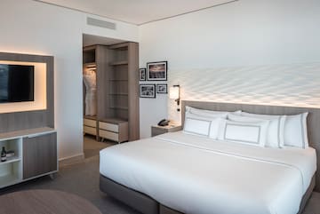 een slaapkamer met een bed en een kast