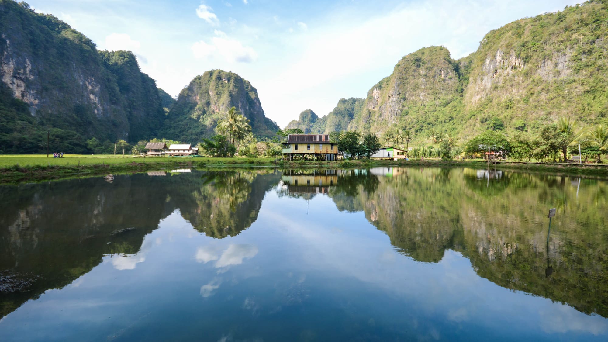 Li River with mountains and houses