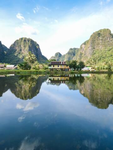 Li River with mountains and houses